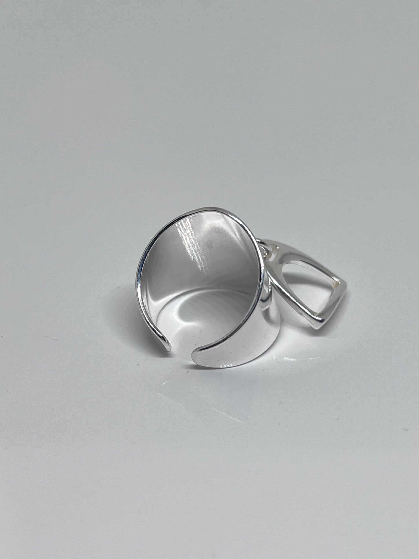 Bague large breloque étrier