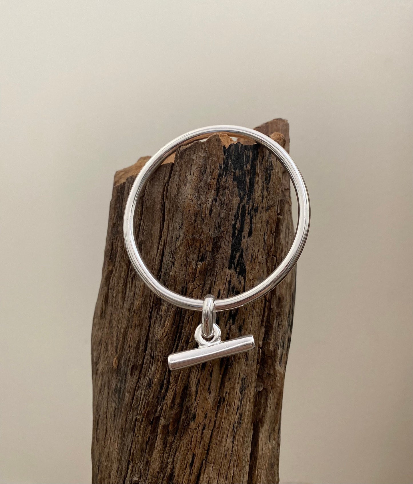 Bracelet jonc breloque barre