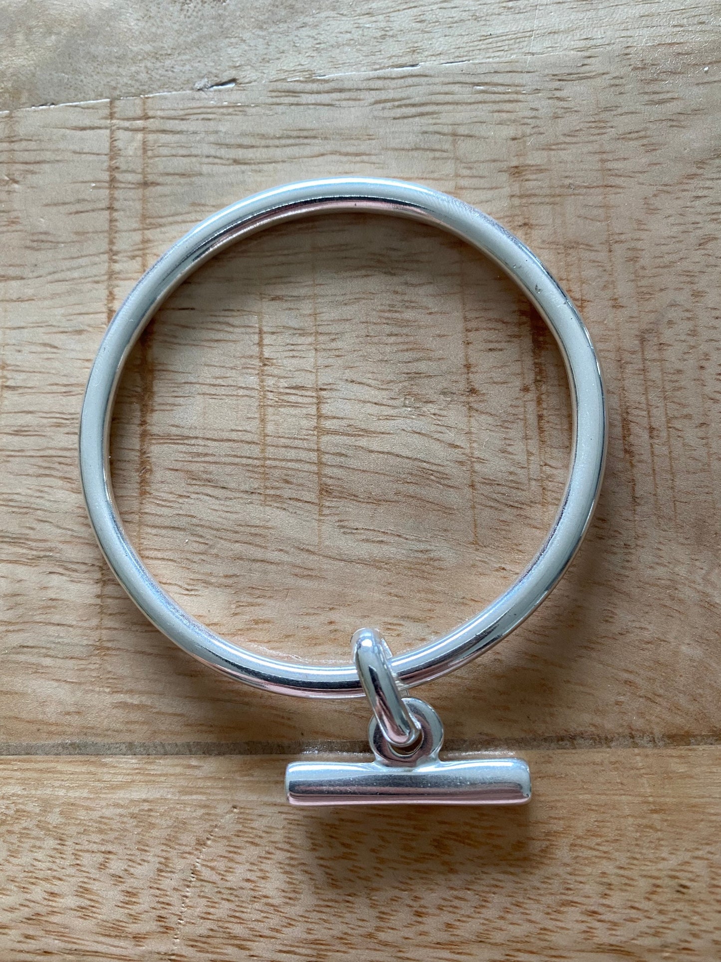 Bracelet jonc breloque barre