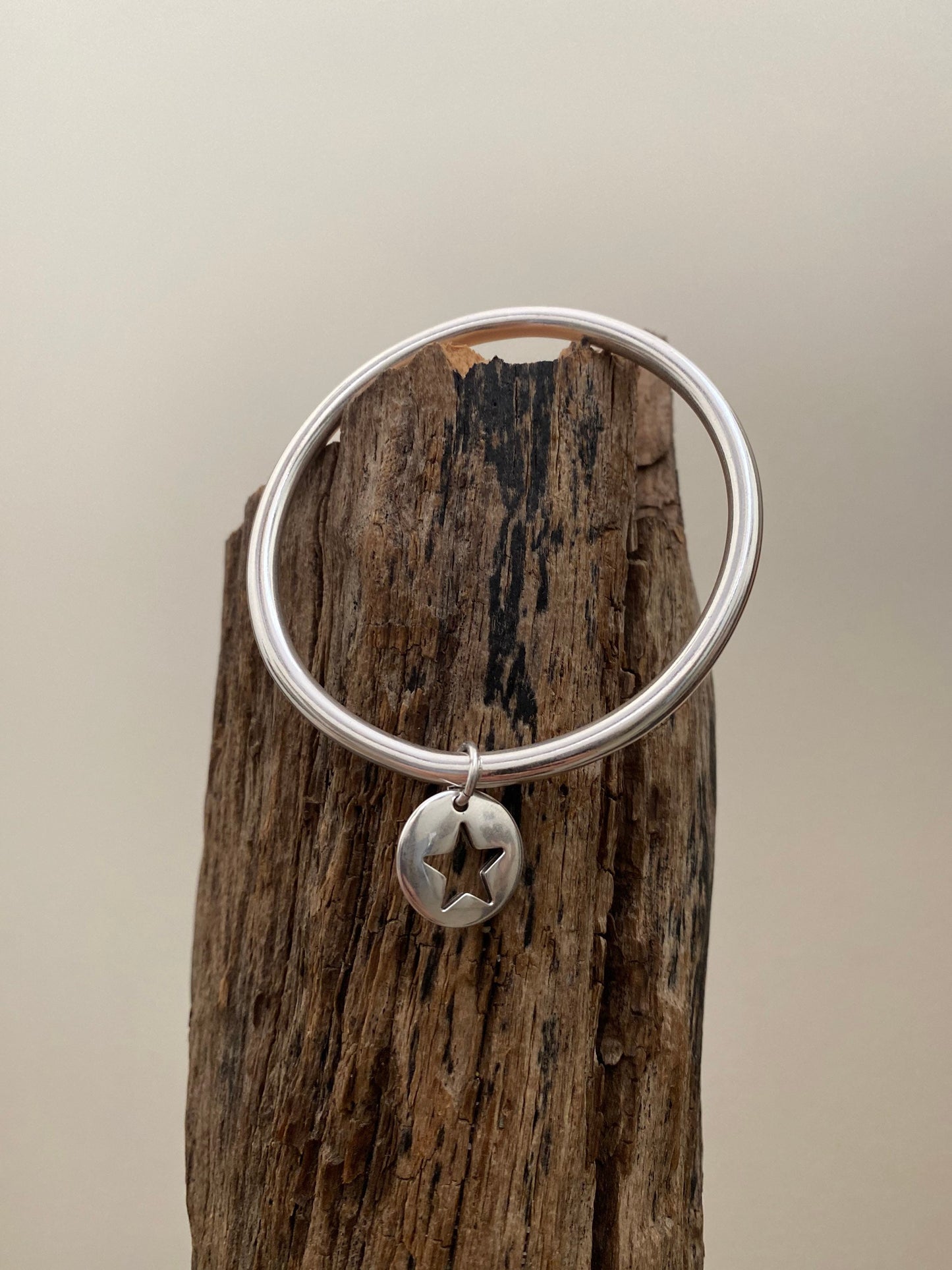 Bracelet jonc petite mdaille toile creuse