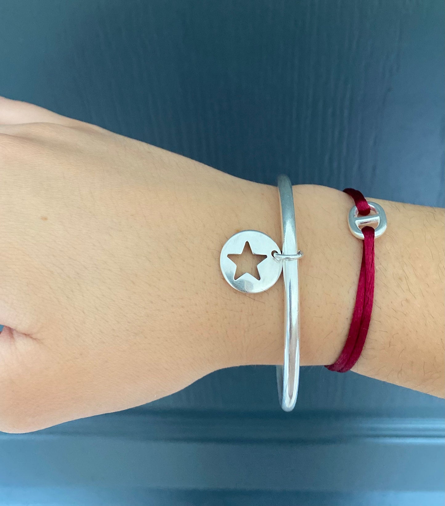 Bracelet jonc petite mdaille toile creuse