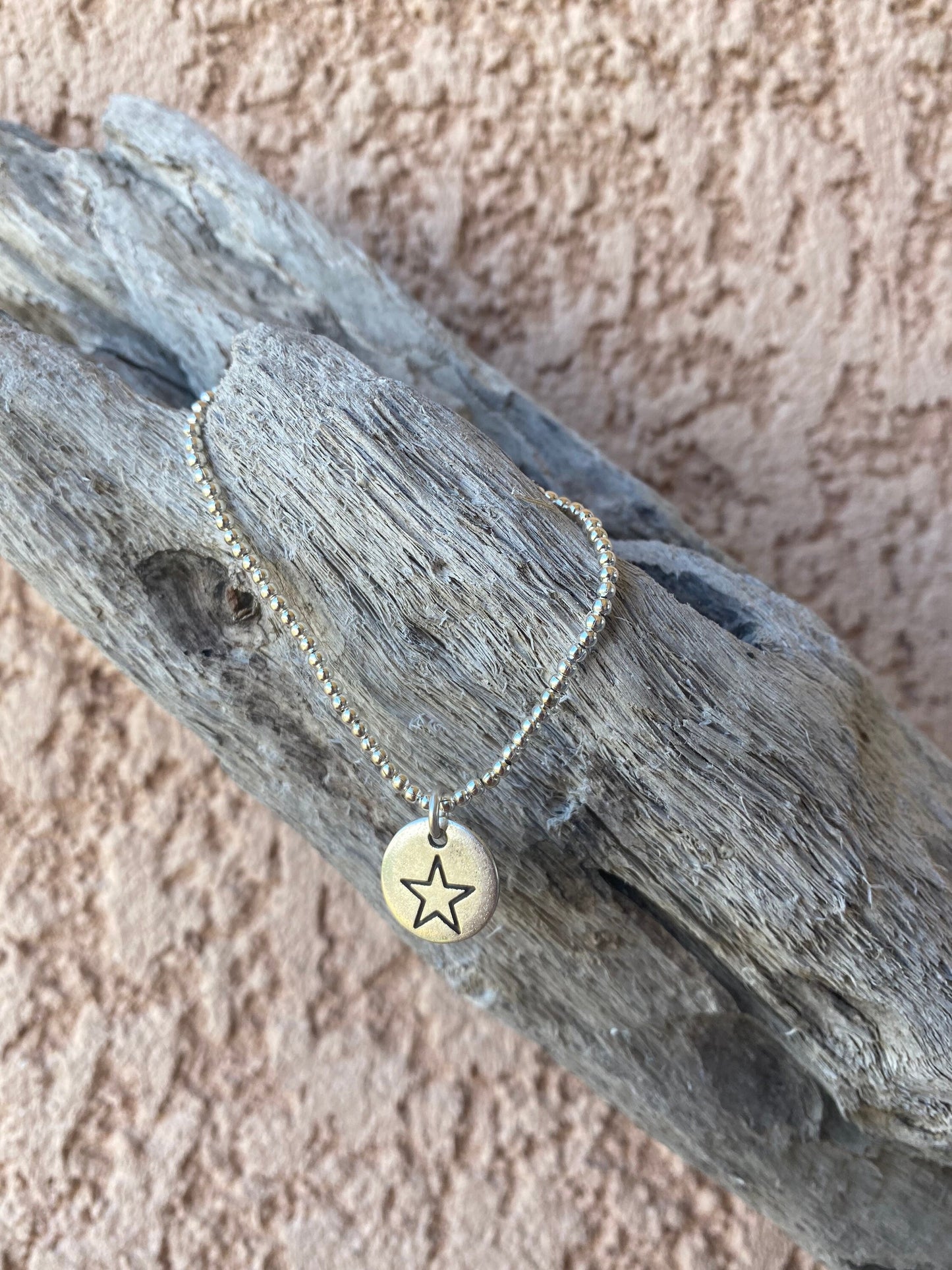 bracelet de perles et breloque