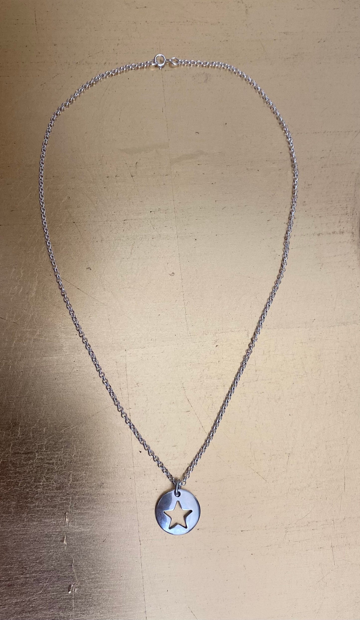 collier chane et breloque ronde toile creuse