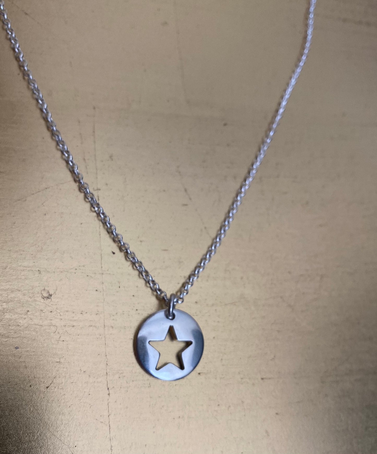 collier chane et breloque ronde toile creuse