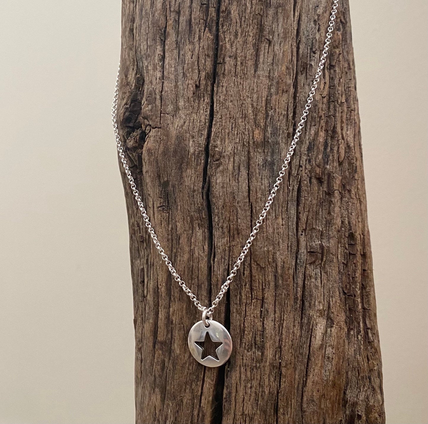 collier chane et breloque ronde toile creuse