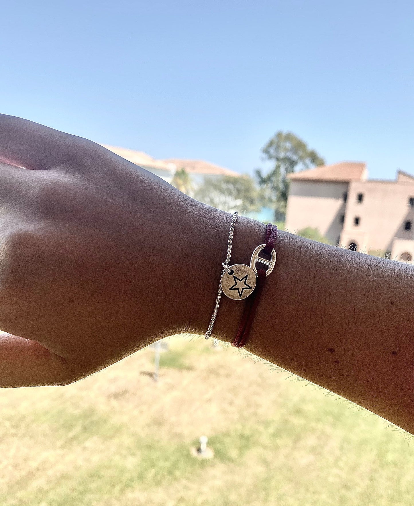 bracelet de perles et breloque