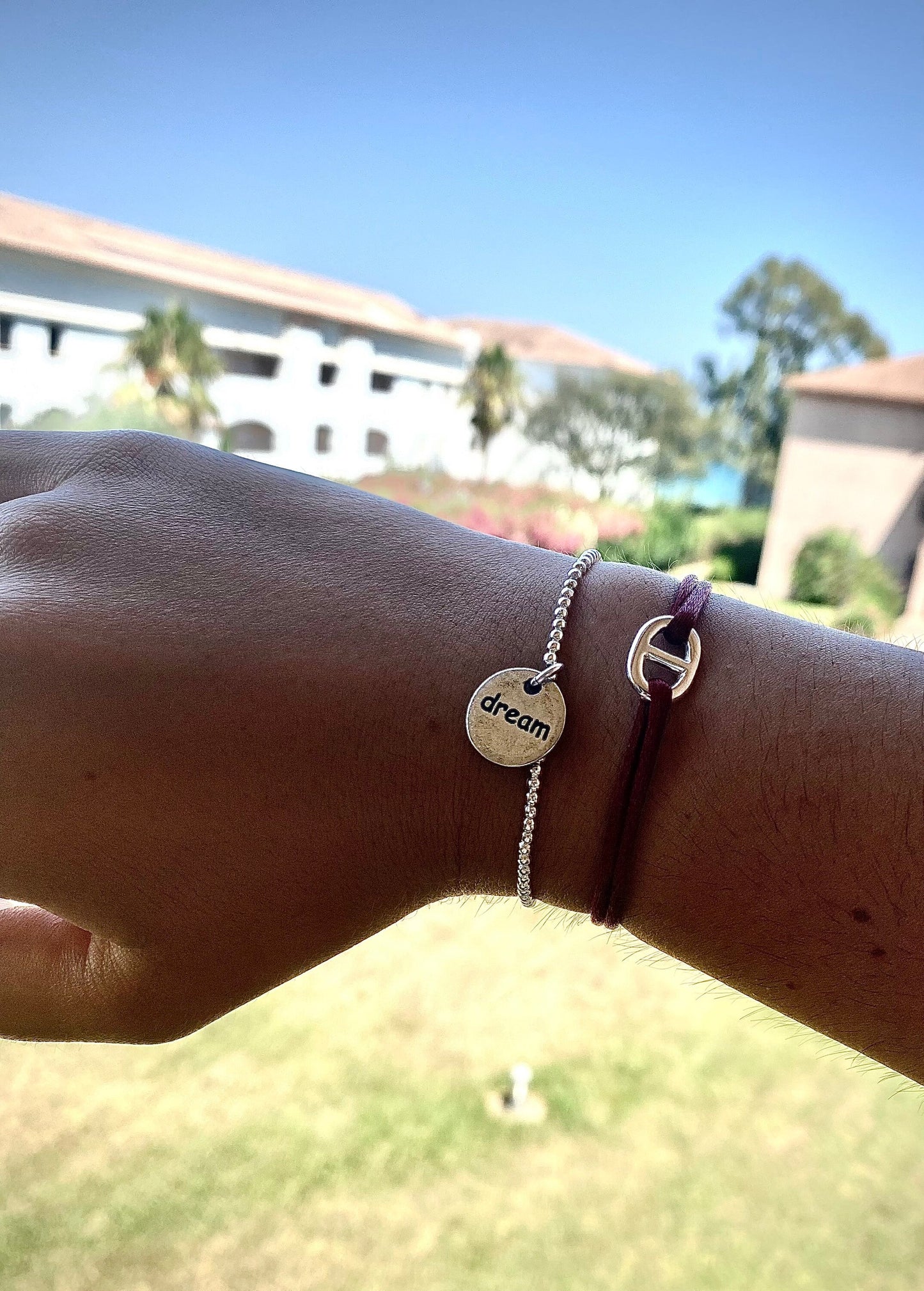 bracelet de perles et breloque