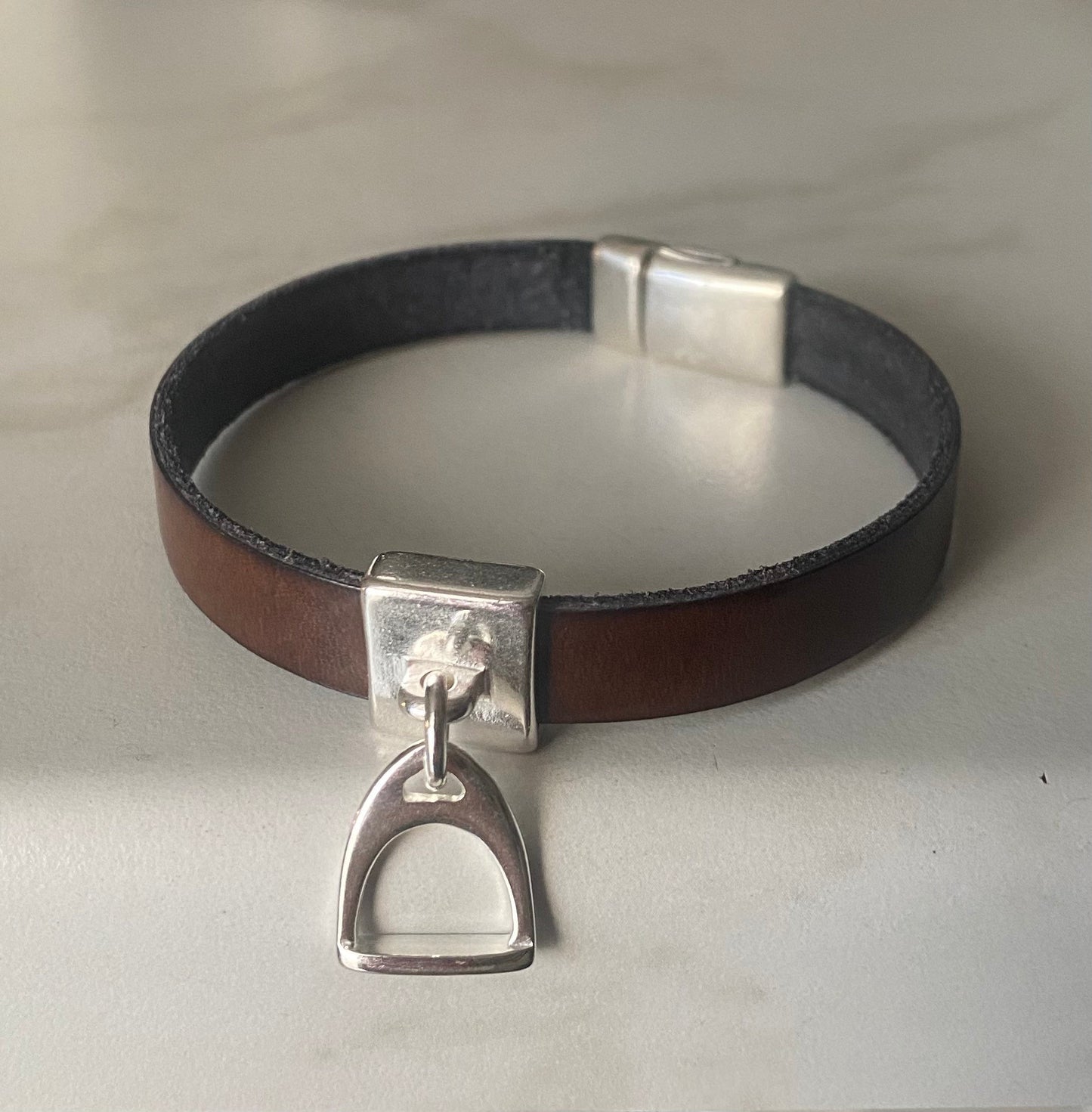 bracelet 100% cuir veritable et etrier en plaque argent