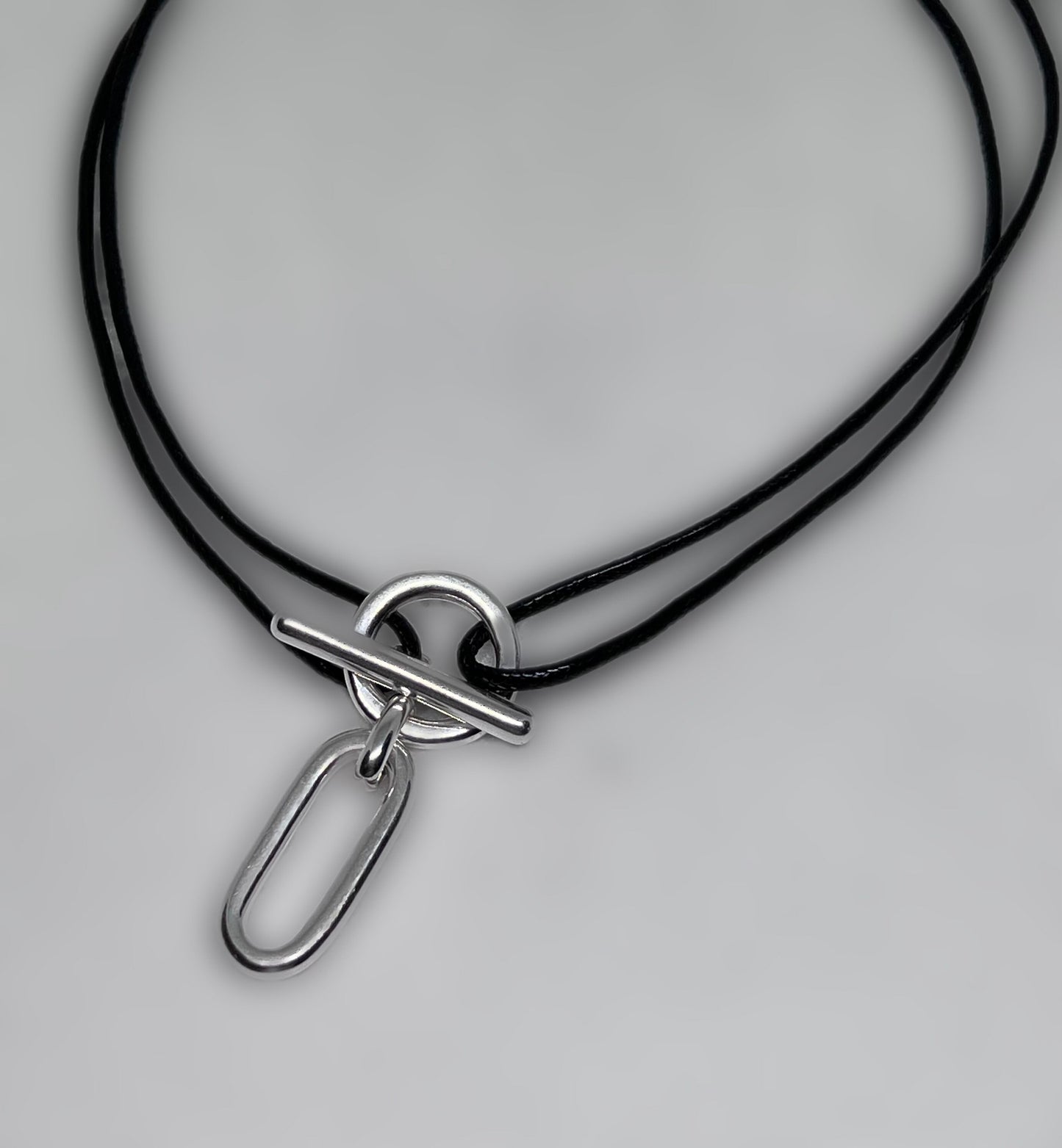 Collier toggle cordon breloque ovale