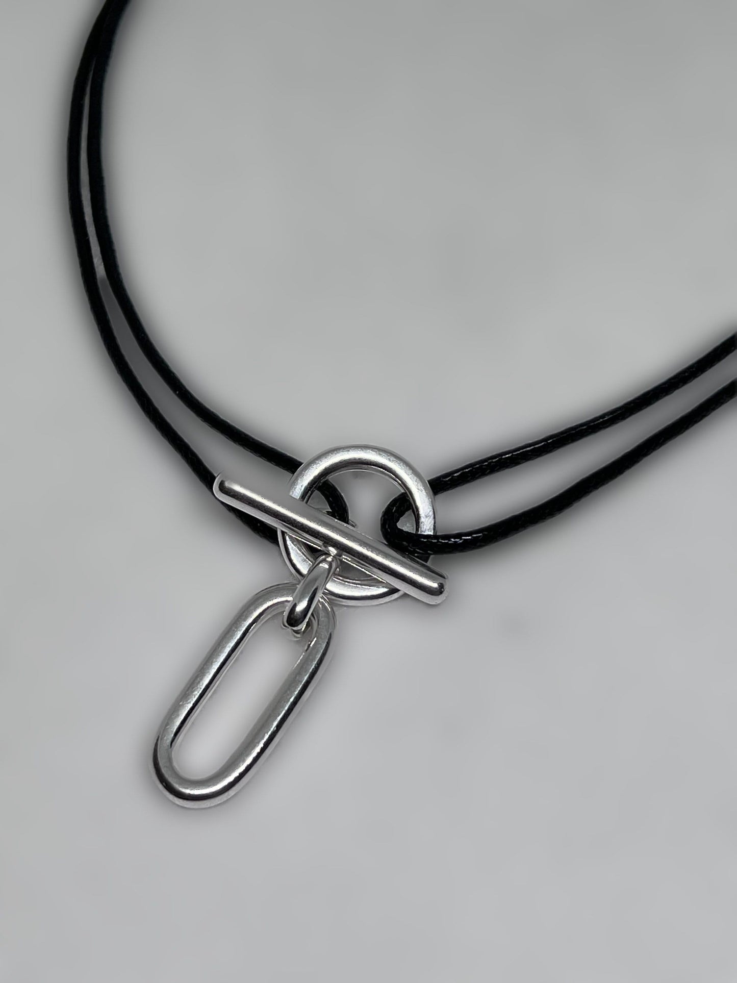 Collier toggle cordon breloque ovale