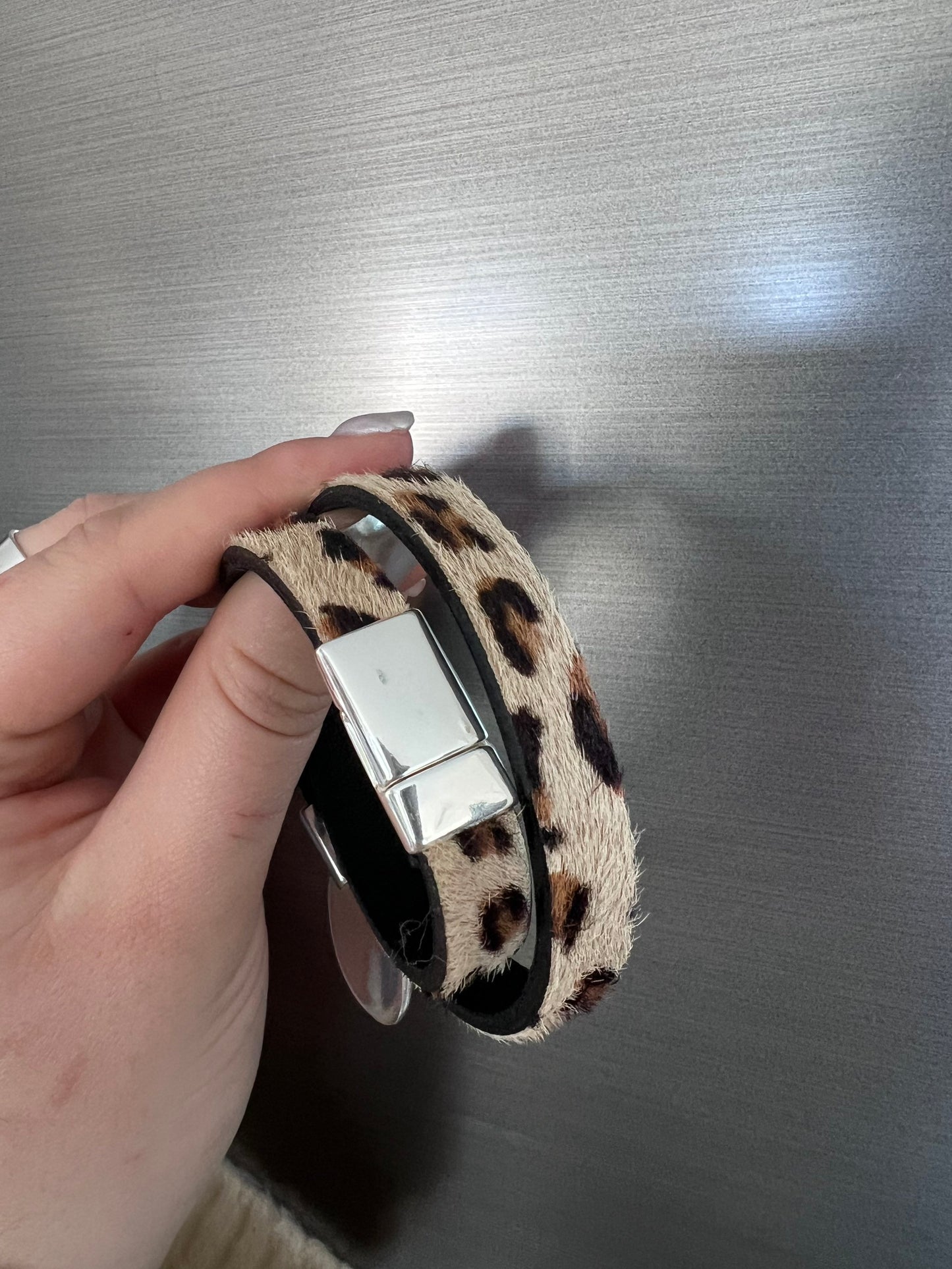 Bracelet cuir lopard double tour mdaille ronde