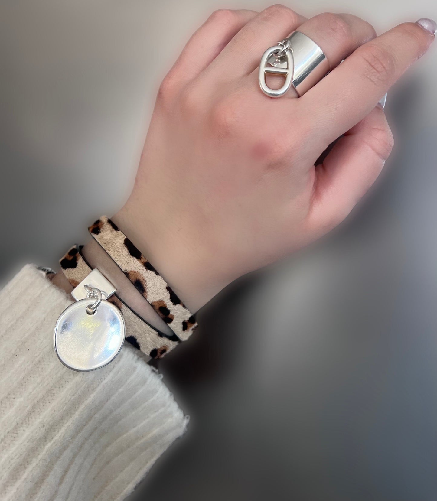 Bracelet cuir lopard double tour mdaille ronde