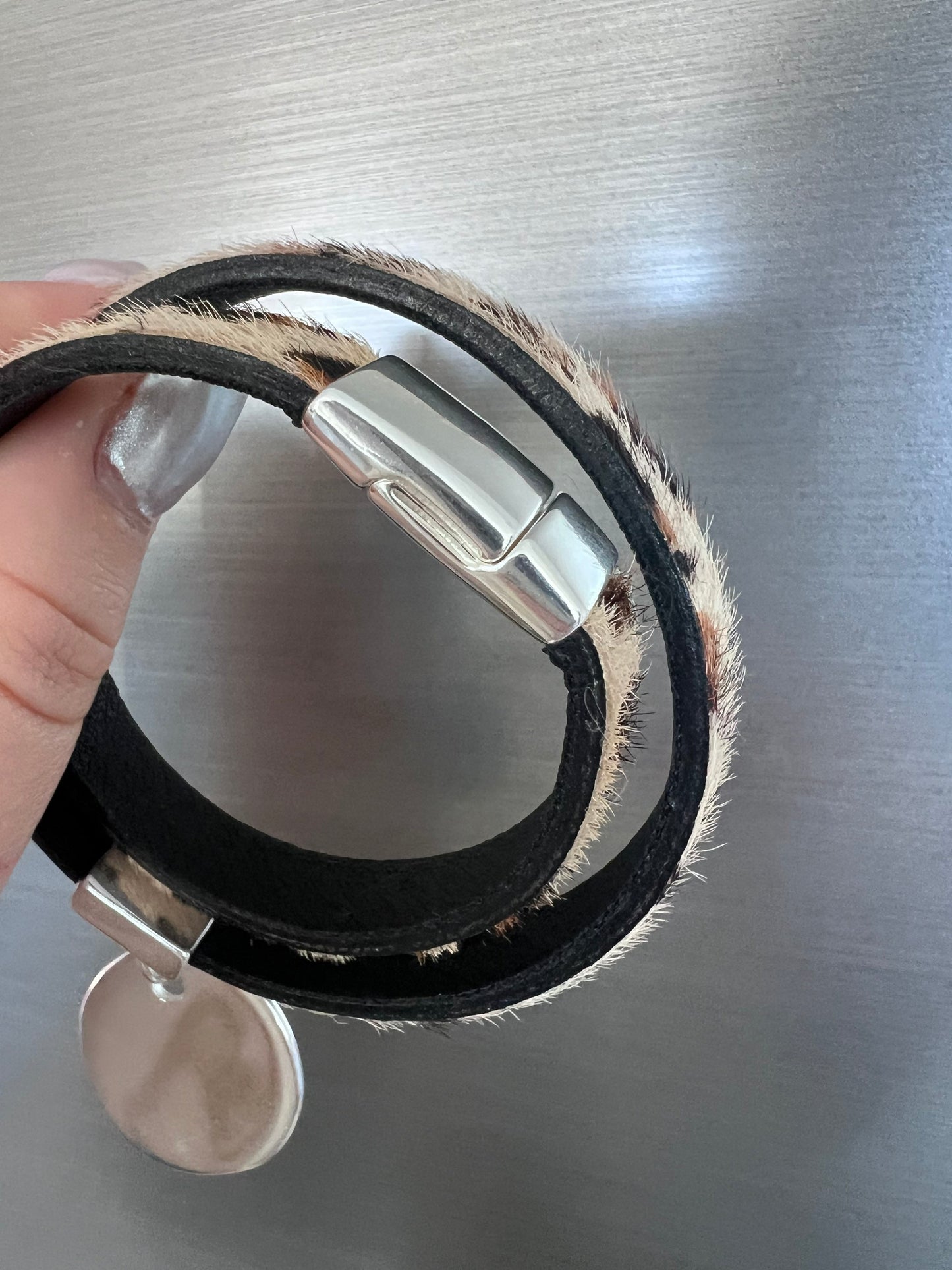Bracelet cuir lopard double tour mdaille ronde
