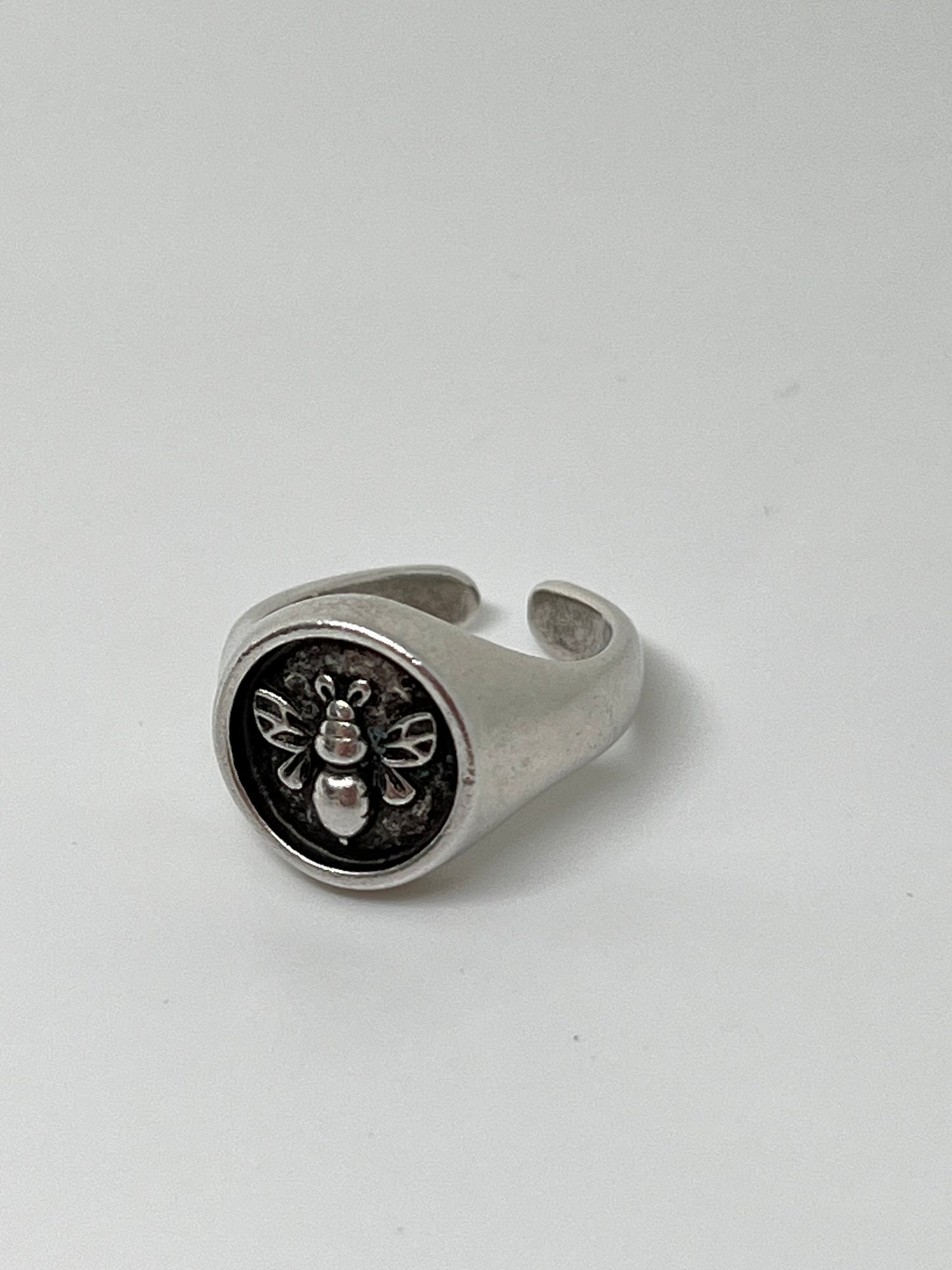 Bague chevalière motif abeille