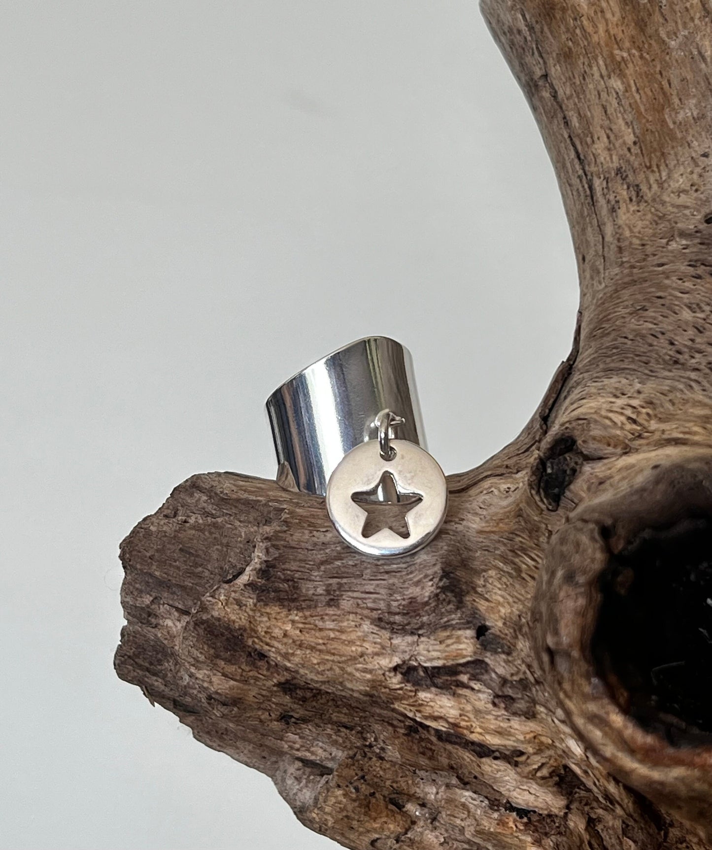 Bague large étoile creusée