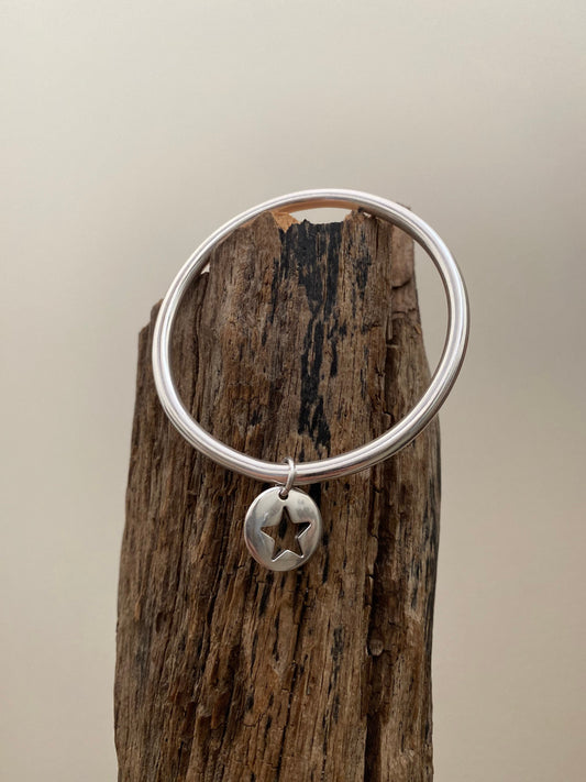 Bracelet jonc petite mdaille toile creuse