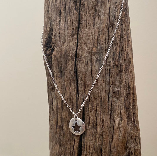 collier chane et breloque ronde toile creuse