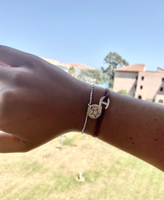 bracelet de perles et breloque