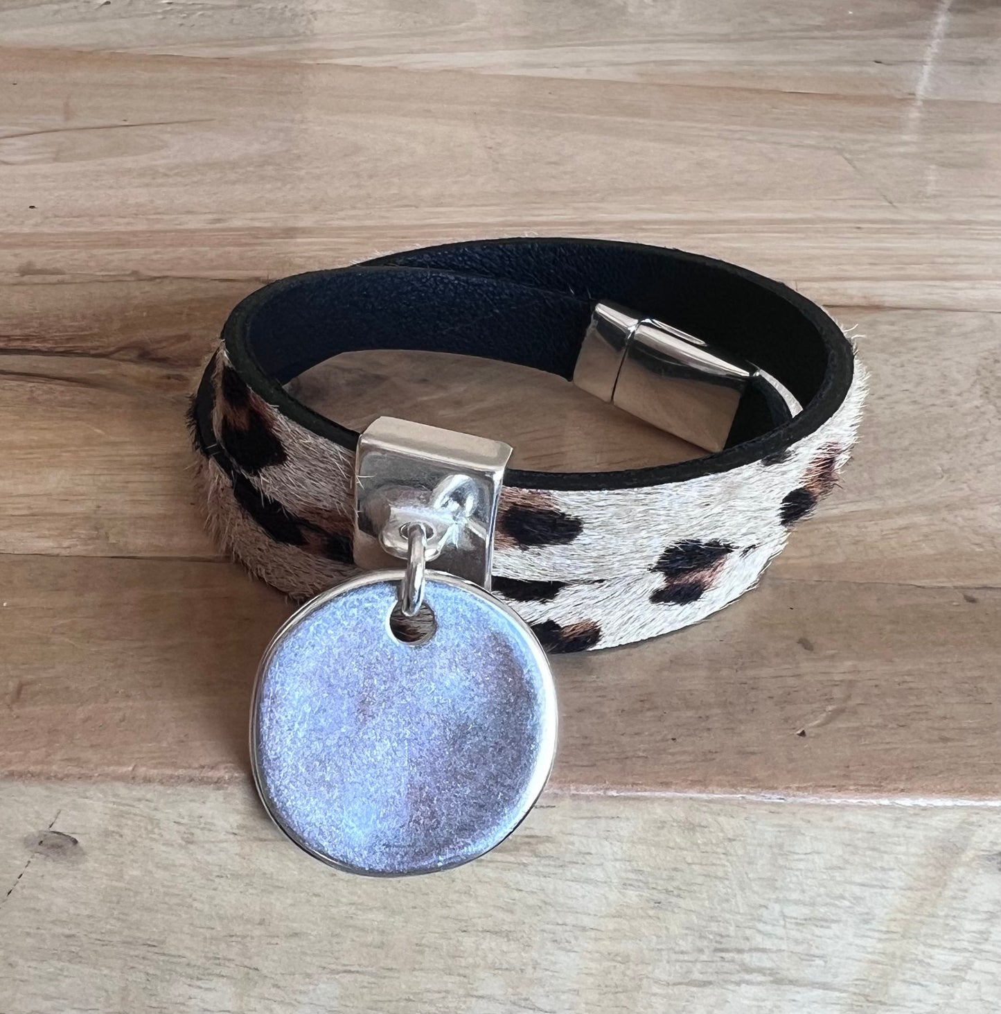 Bracelet cuir lopard double tour mdaille ronde